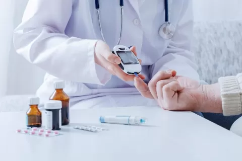Догляд за літніми людьми з цукровим діабетом в будинку перстарілих